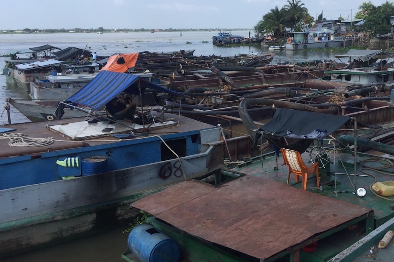 Thue nguoi canh gioi de khai thac cat trai phep hinh anh