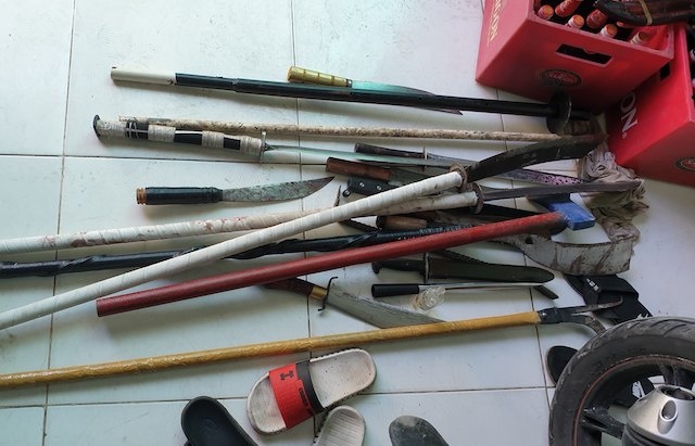 Cảnh sát bắt hai nhóm thanh niên hỗn chiến ảnh 3 Canh sat bat hai nhom thanh nien hon chien anh 3
