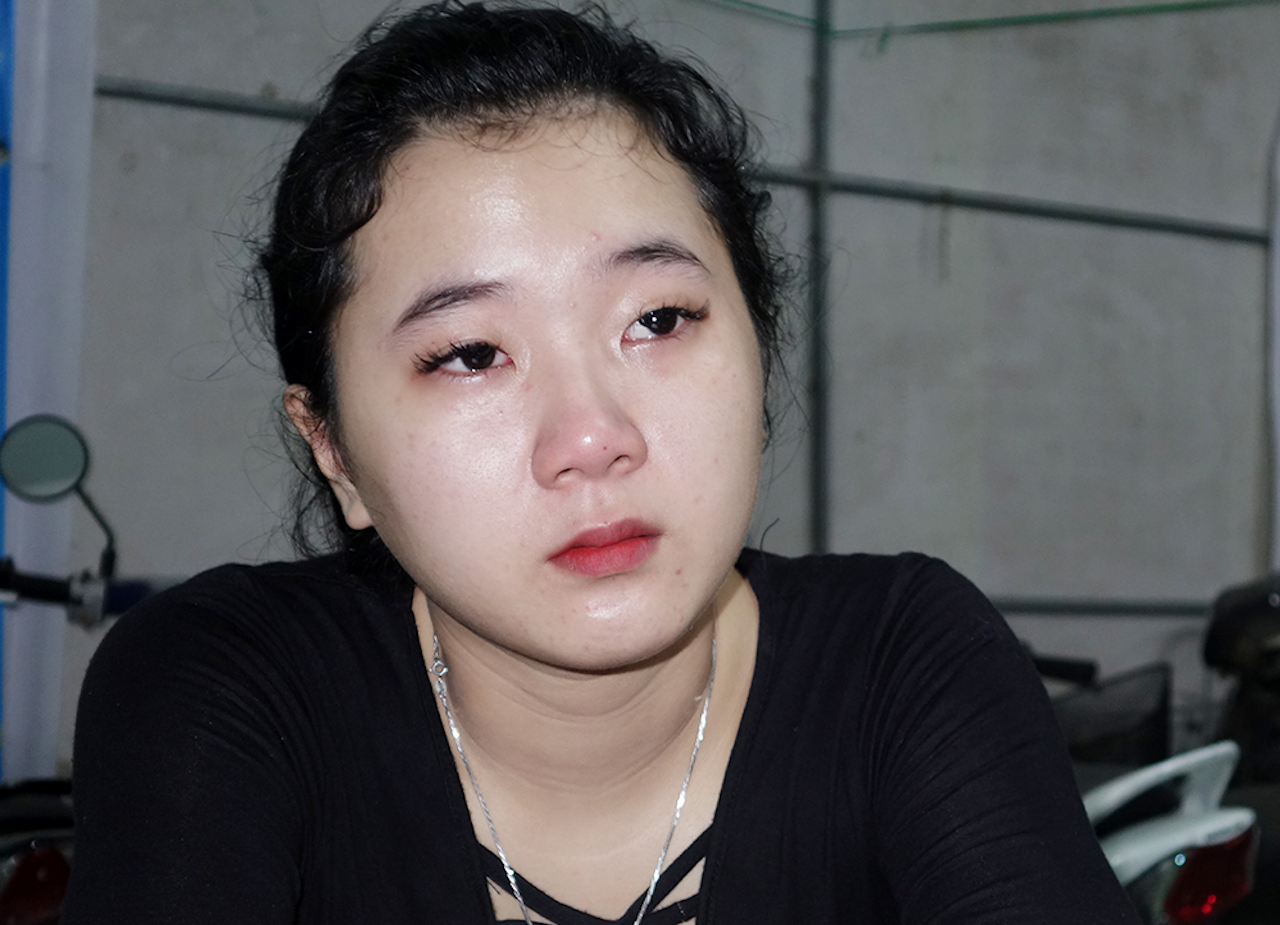 Khoi to nu tiep vien dam chet khach vao massage hinh anh