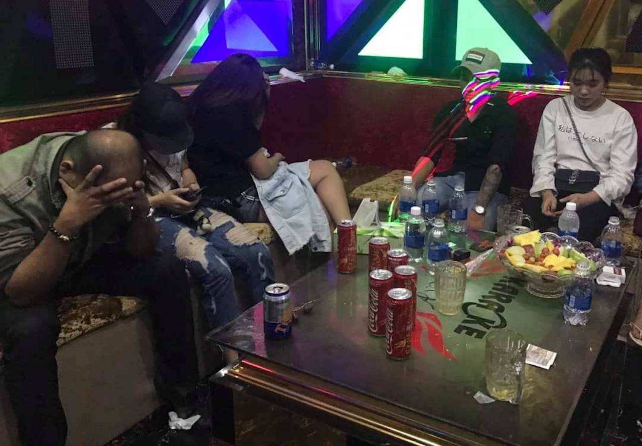 29 nguoi duong tinh voi ma tuy trong quan karaoke hinh anh