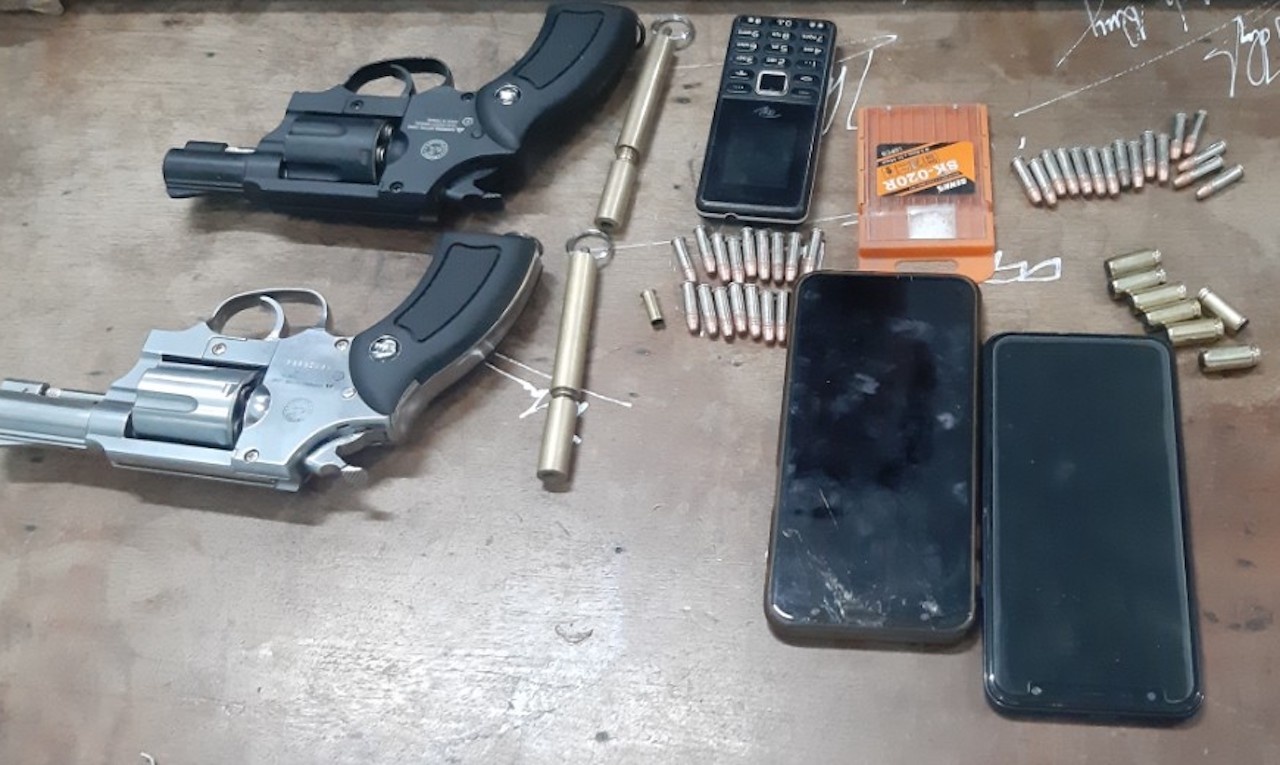 Nam thanh nien bi bat khi mang 3 khau sung di ban hinh anh