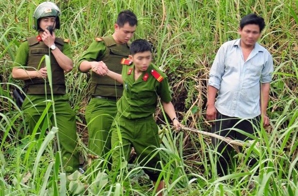 Chau chem ba tu vong roi day thi the xuong muong hinh anh