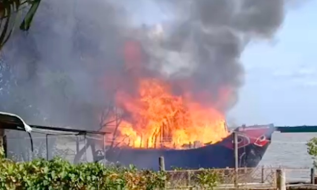 Chay tau du lich 2 tang, thiet hai tien ty hinh anh