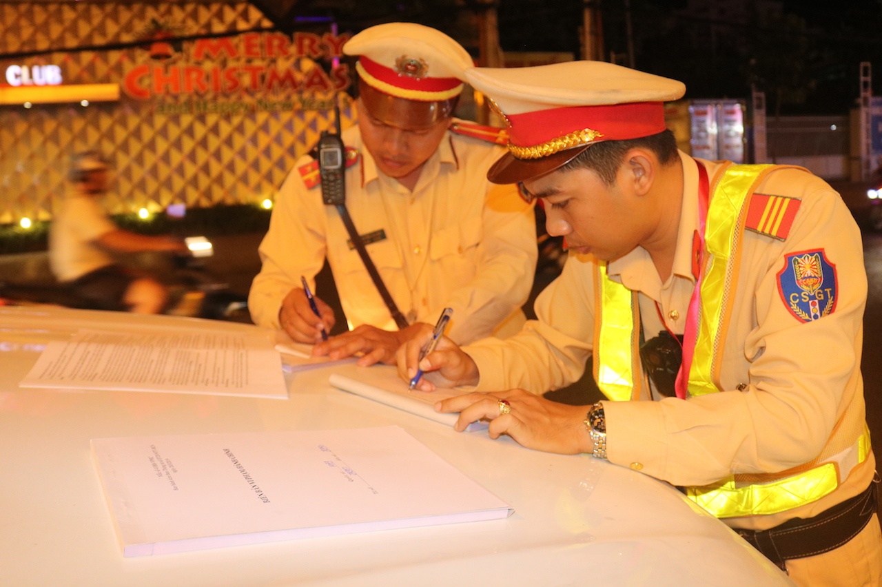 'Dan nhau' tu choi kiem tra nong do con bi phat muc cao nhat hinh anh
