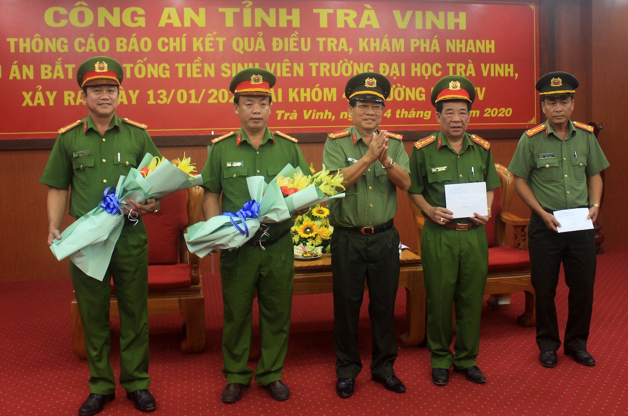 Cuu cong an cam dau vu bat coc nu sinh anh 3