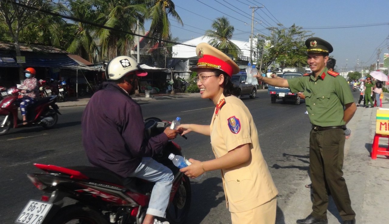 Canh sat phat nuoc suoi cho nguoi dan anh 1