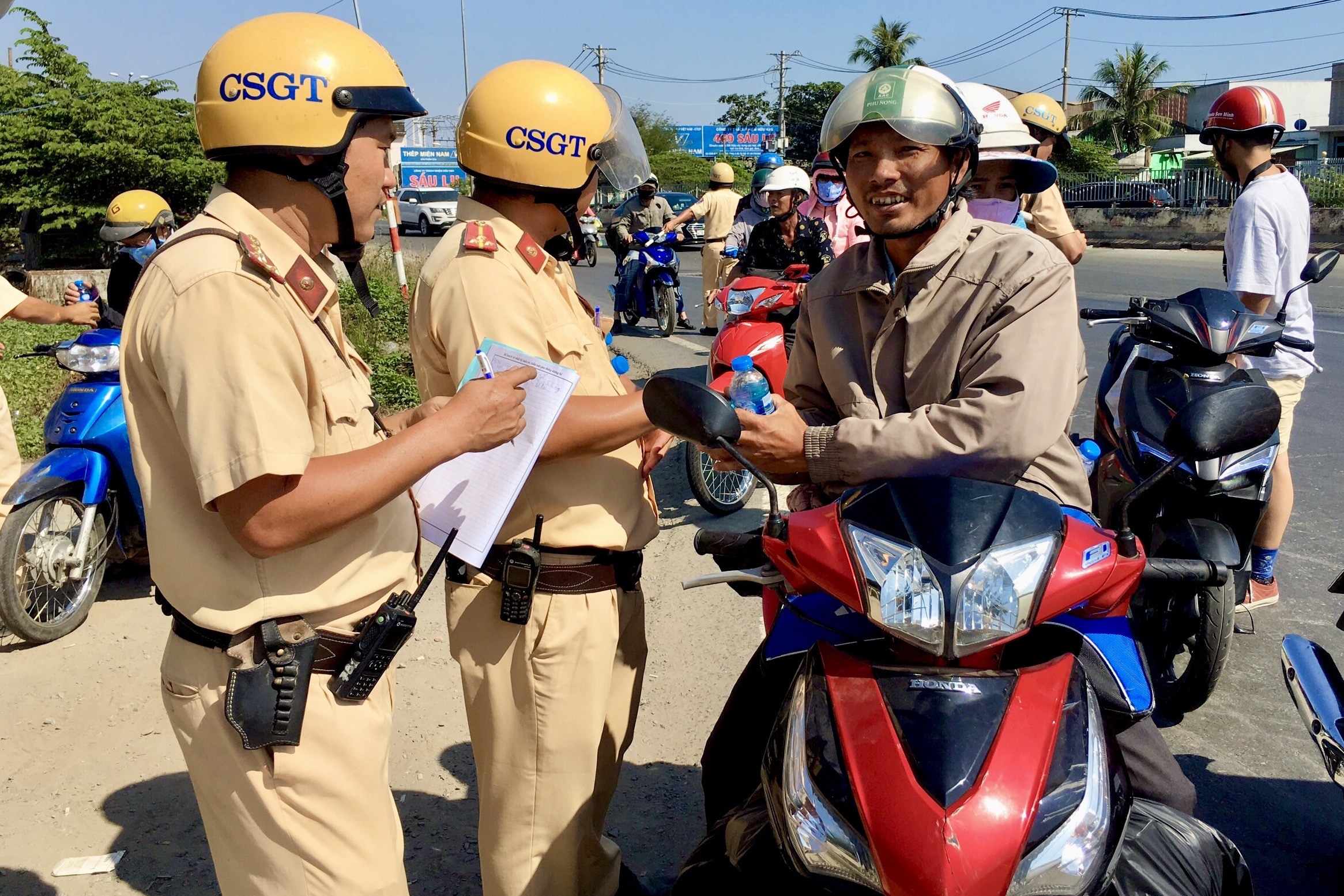 Canh sat phat nuoc suoi cho nguoi dan mien Tay ve que an Tet hinh anh