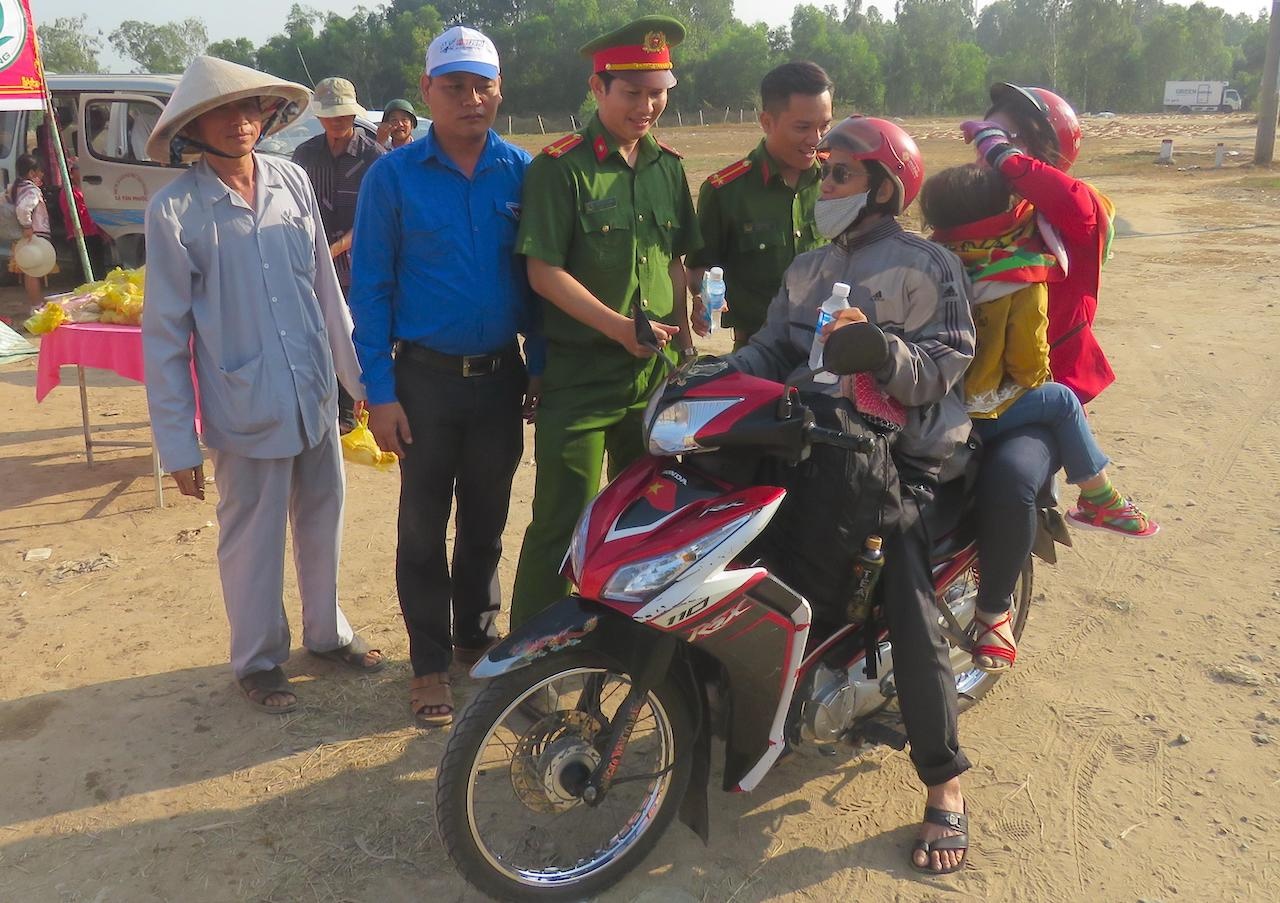 Canh sat phat nuoc suoi cho nguoi dan anh 2