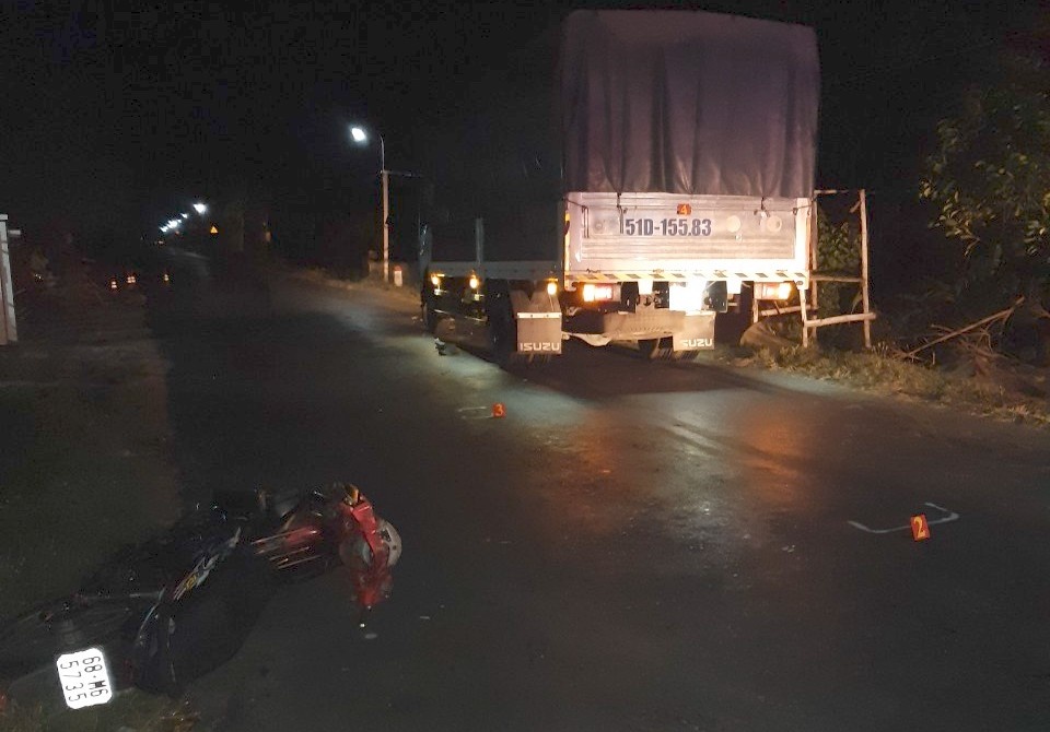 oto tai tong nguoi di xe may tu vong anh 1