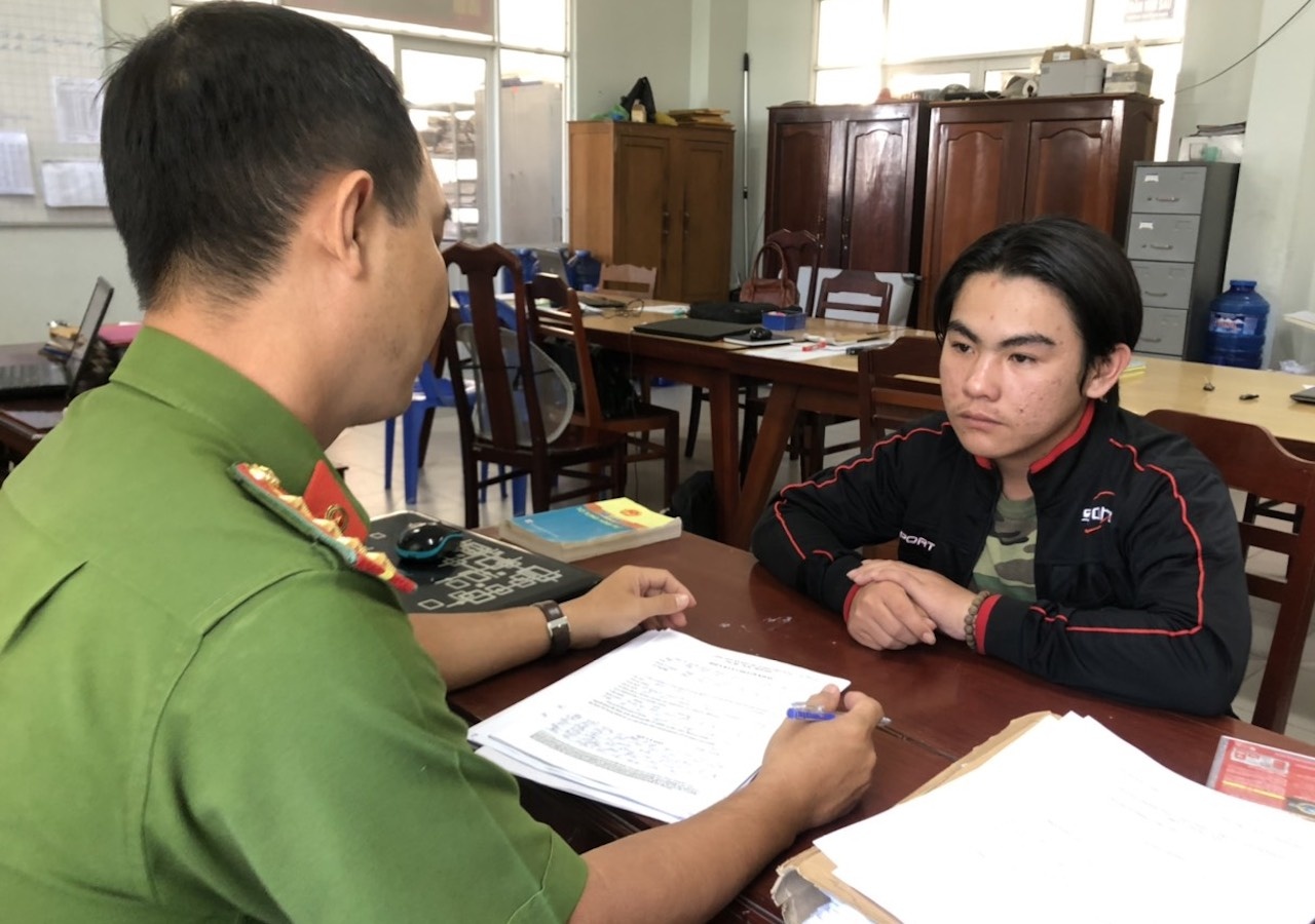 Nam thanh niên trốn truy nã đi bán vé số ảnh 1 Nam thanh nien tron truy na di ban ve so anh 1