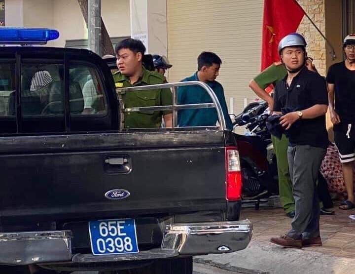 Hai nghi phạm đâm cảnh sát tử vong ảnh 3 Hai nghi pham dam canh sat tu vong anh 3