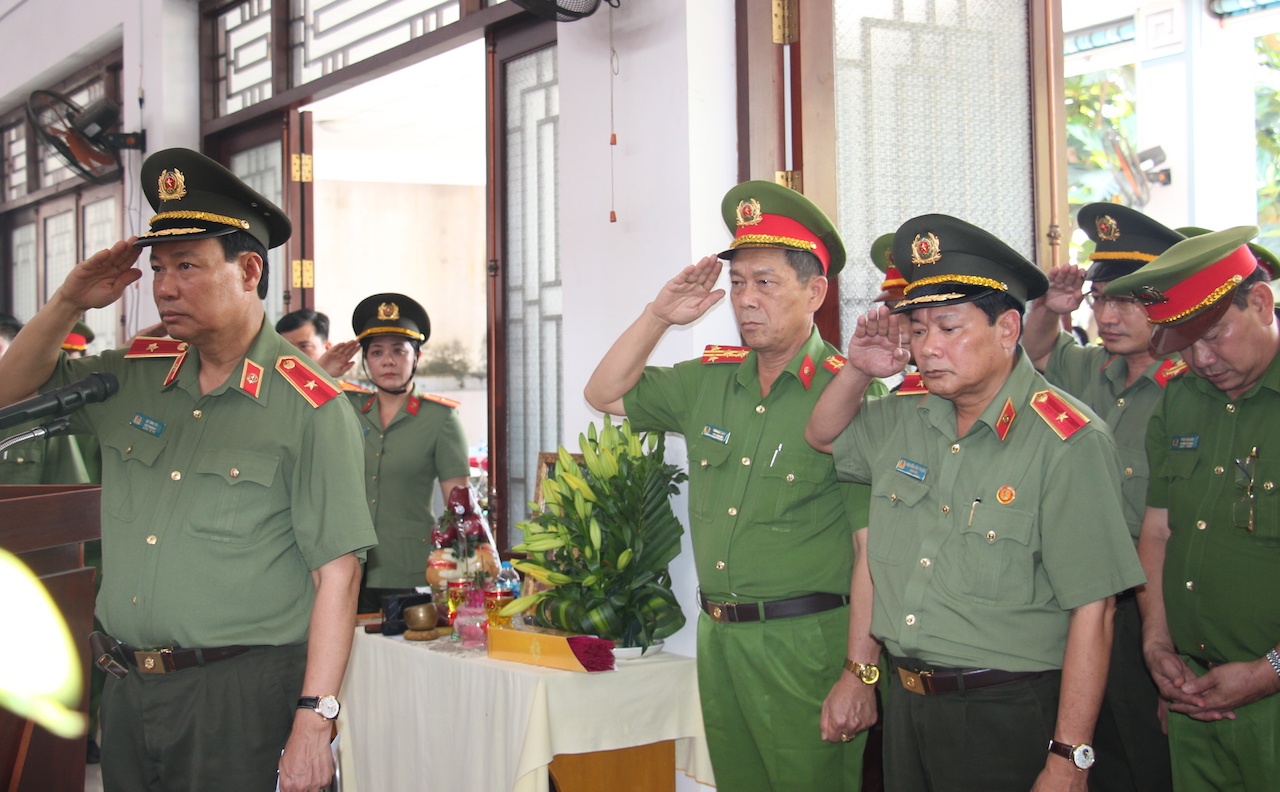 Đại úy công an  ảnh 1 Dai uy cong an anh 1