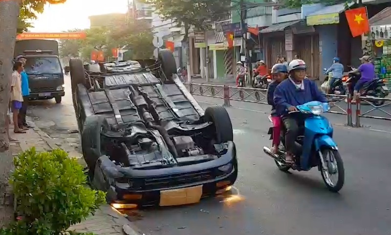 Oto lat ngua tren pho ngay mung 3 Tet hinh anh