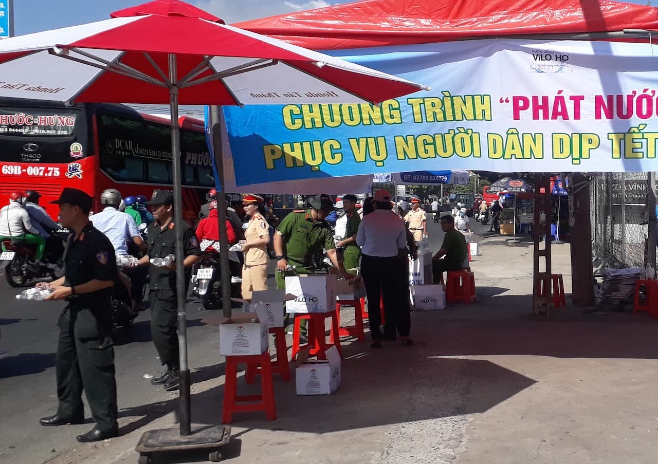 Cong an Vinh Long phat nuoc suoi cho nguoi dan anh 2