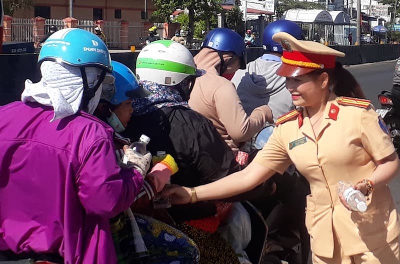 Canh sat phat nuoc suoi cho nguoi dan mien Tay hinh anh