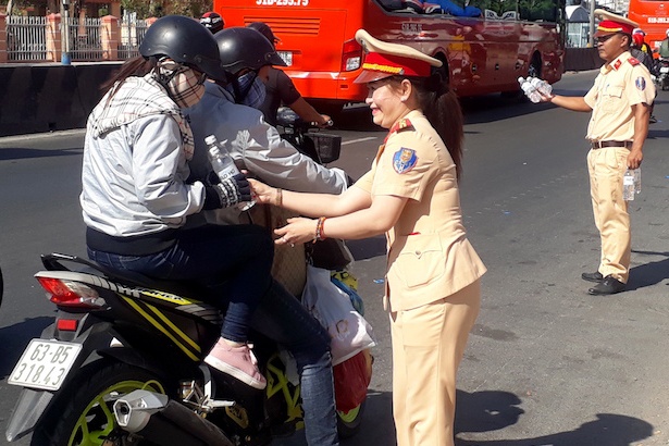 Cong an Vinh Long phat nuoc suoi cho nguoi dan anh 1