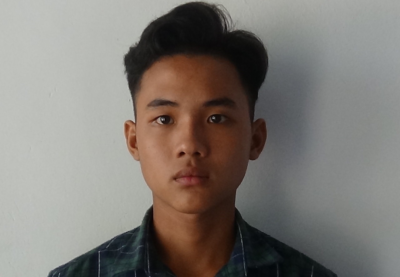 Cha dua con den canh sat dau thu hinh anh