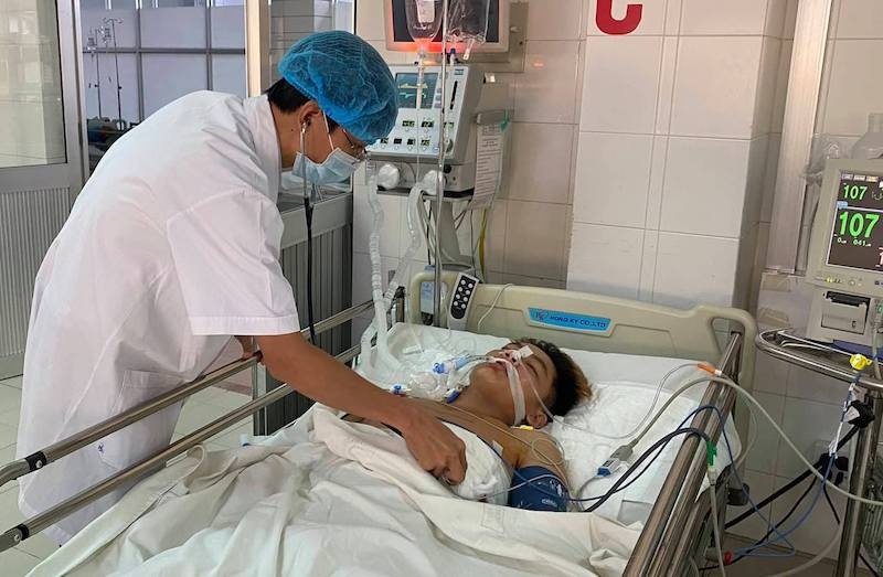 Cuu mot thanh nien bi dam thung tim hinh anh