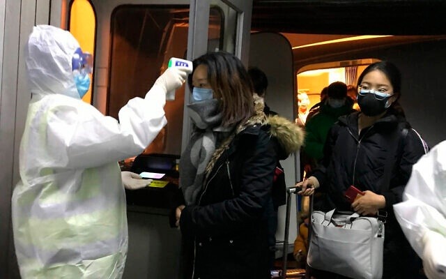 4 khach du lich Vu Han xin gia han visa de o lai Viet Nam tranh dich hinh anh