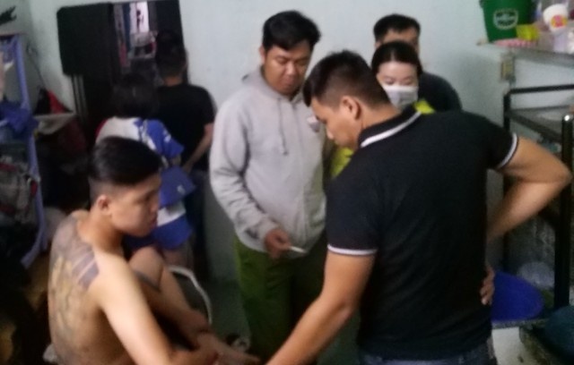 Phat hien nhom nam nu duong tinh voi ma tuy trong quan karaoke hinh anh