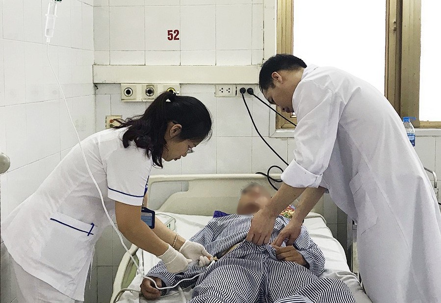Nghi bi noi xau, nam thanh nien dam ban nhap vien hinh anh