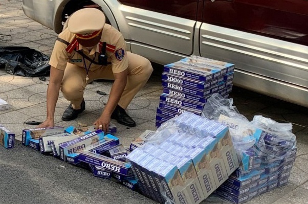 Bi tich thu oto vi van chuyen thuoc la lau hinh anh