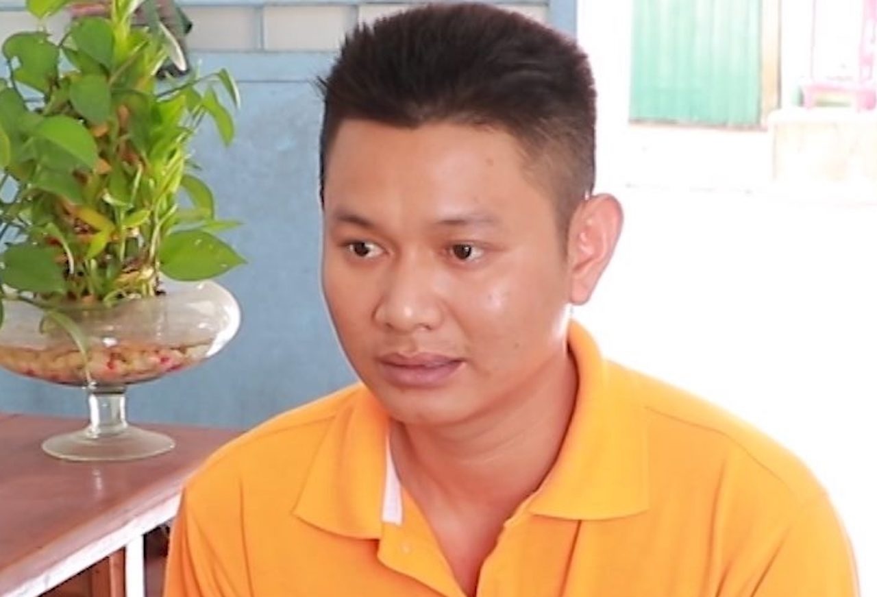 Bat giam 9X ban mu mat doi thu hinh anh