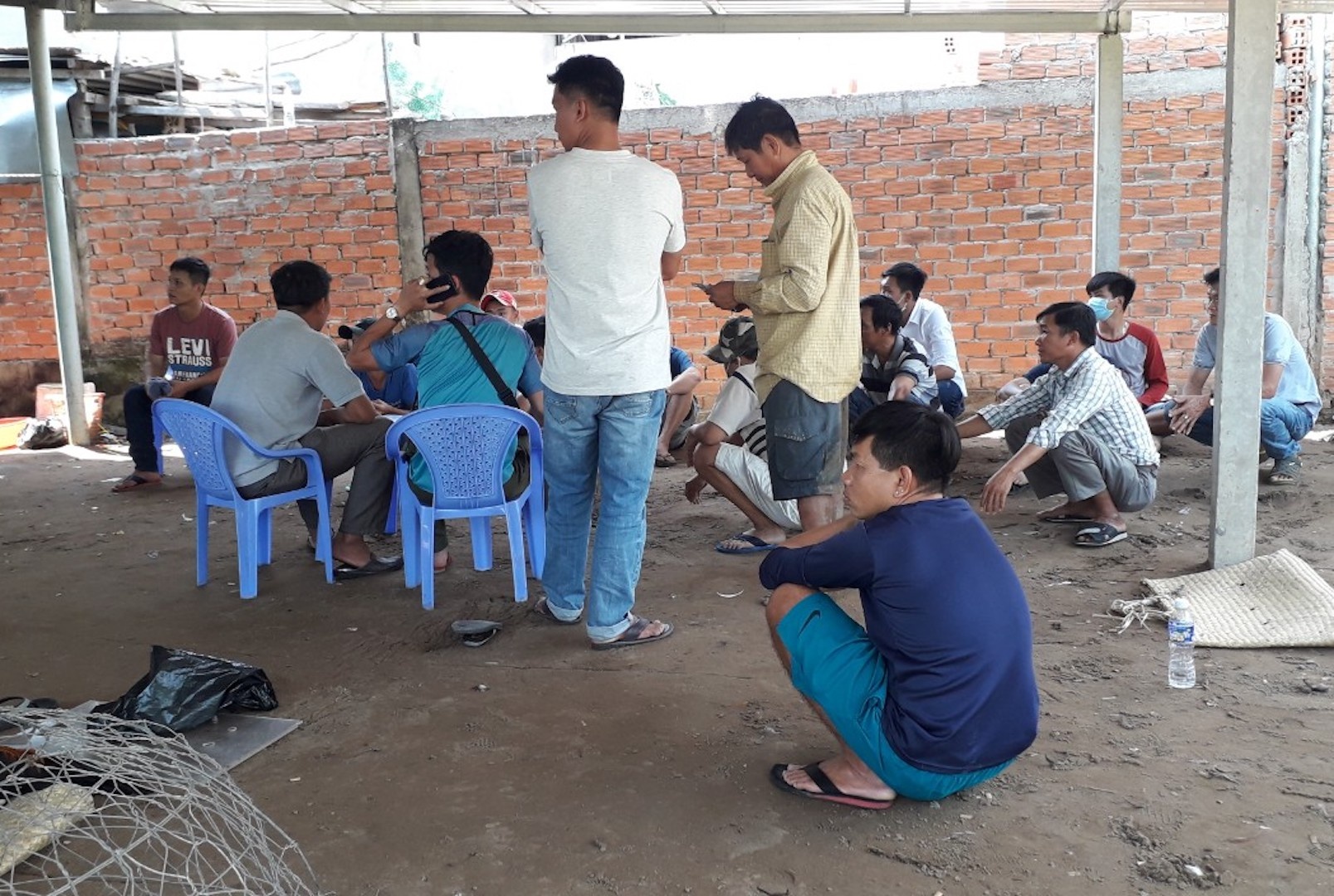 Cảnh sát nổ súng phá trường gà ảnh 1 Canh sat no sung pha truong ga anh 1