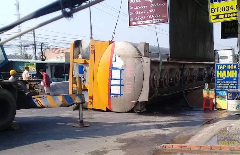 Xe bon cho hoa chat lat chan ngang quoc lo anh 1