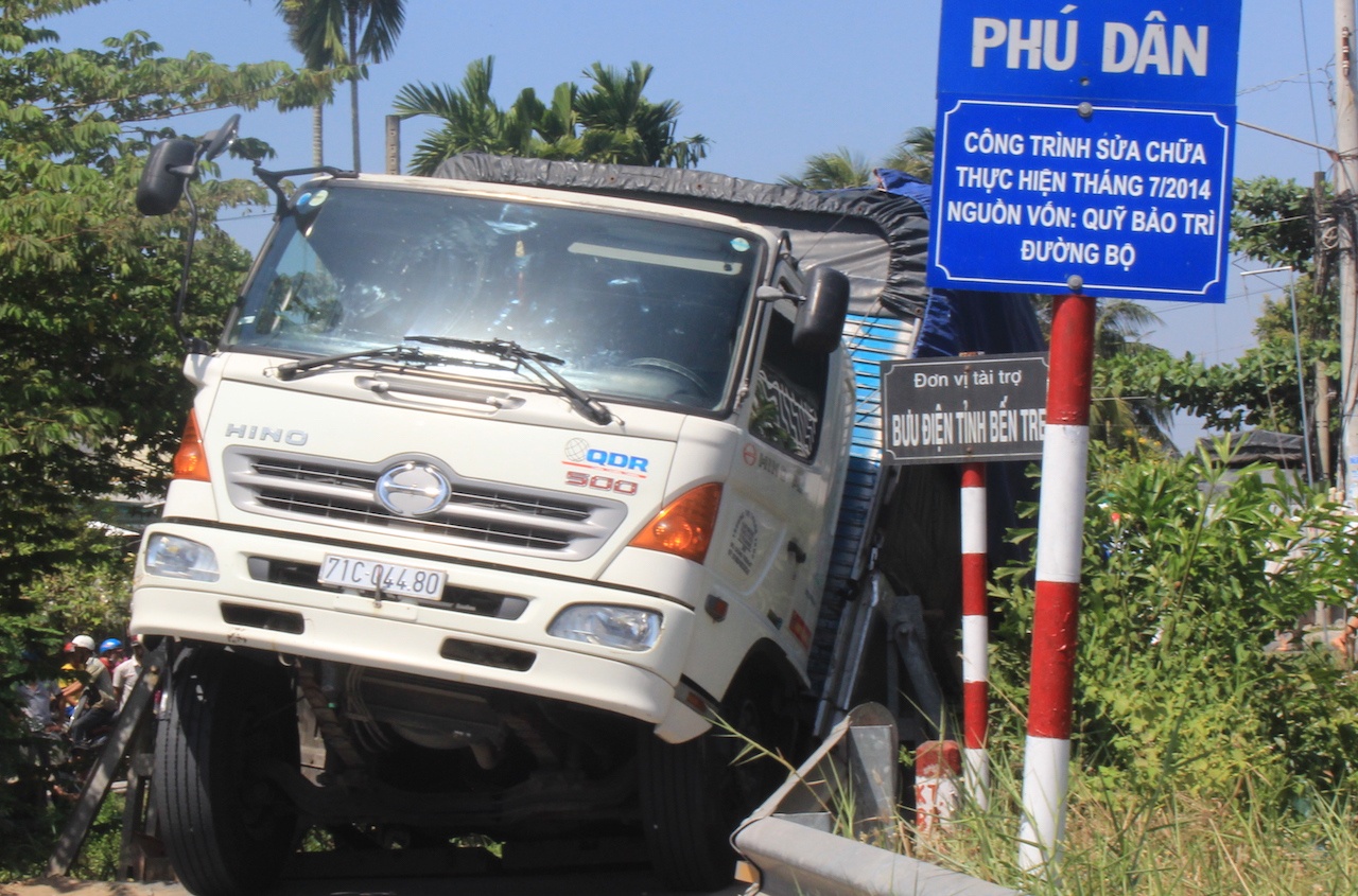 Cau Phu Dan o Ben Tre bi sap anh 2