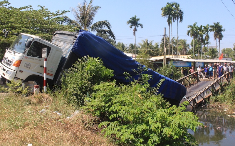 Xe tai 24 tan lam sap cau sat hinh anh