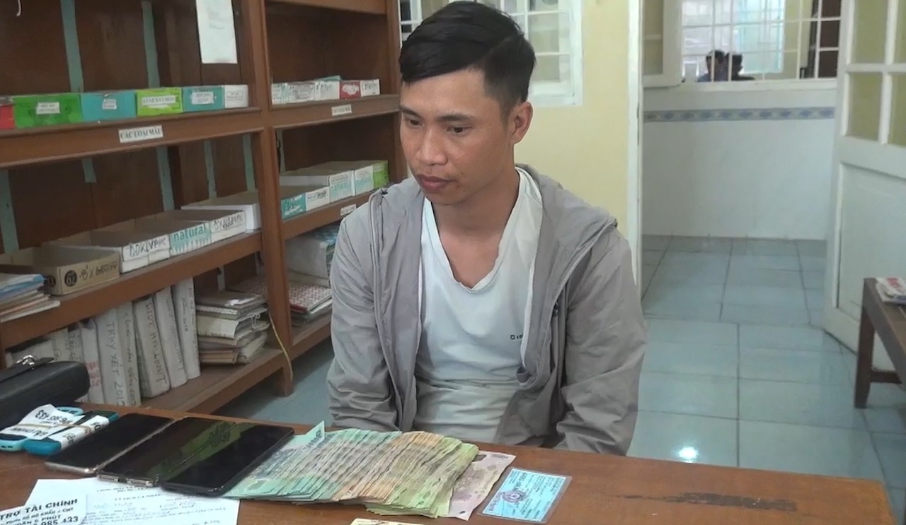 Hai thanh nien rai to roi cho vay tin dung den anh 1