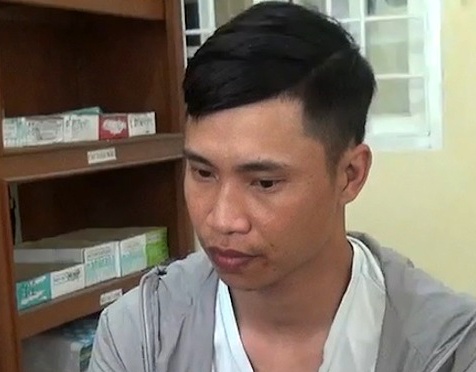 Hai thanh nien rai 4.000 to roi quang cao tin dung den hinh anh