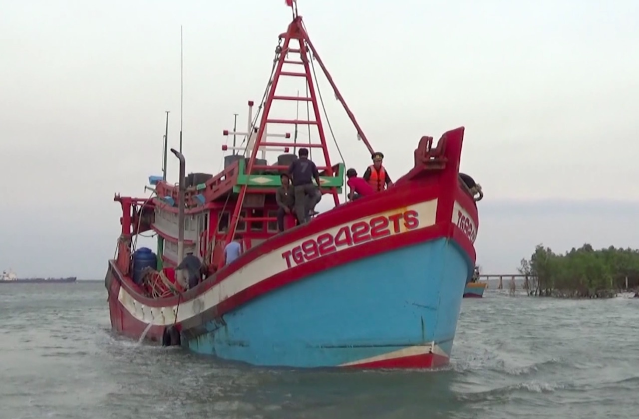 Tau ca bi chim, mot ngu dan tu nan, mot nguoi mat tich hinh anh