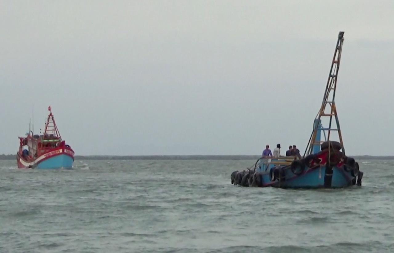 Ngu dan tu vong vi tau ca bi chim anh 1