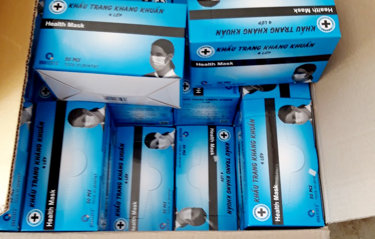 Bắt giữ lô hàng xuất lậu 25.000 khẩu trang y tế ảnh 1 Bat giu lo hang xuat lau 25.000 khau trang y te anh 1