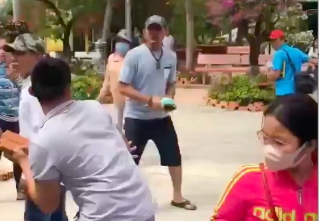 Cuop cam gach tan cong khach vieng chua o An Giang hinh anh