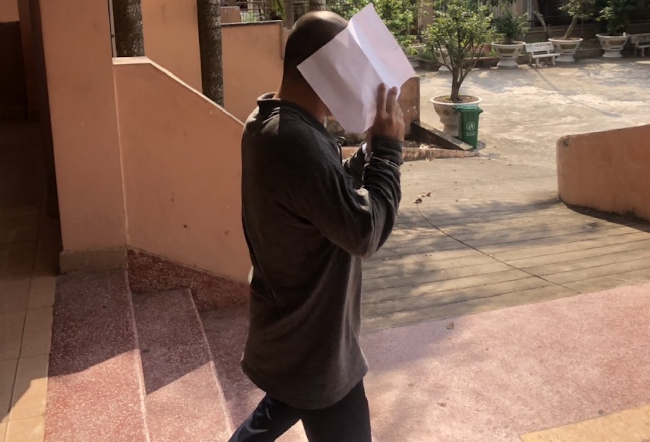 Ke hiep dam tre em che mat roi toa anh 1