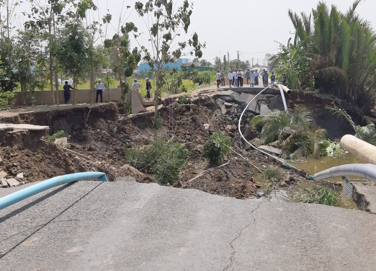 30 m tinh lo 873 o Tien Giang sat lo xuong song hinh anh