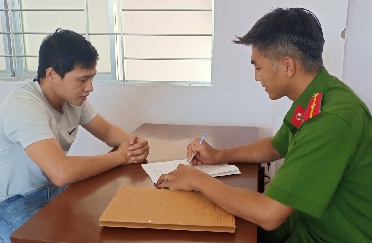 Nam cong nhan gay an hiep dam trong nha tap the anh 1