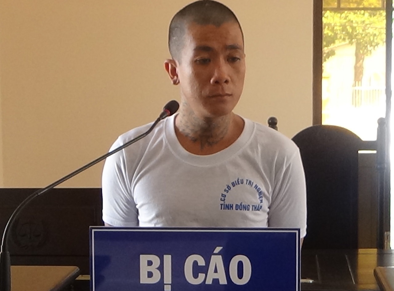 Ngoi tu vi lay day chuyen cua nguoi gap nan hinh anh