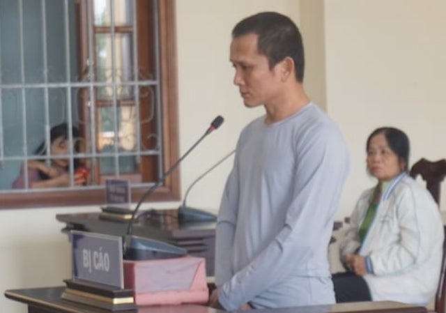 Gân án mạng vì nghĩ có người ném đá chọc chó ảnh 1 Gan an mang vi nghi co nguoi nem da choc cho anh 1