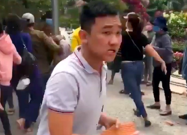 Bat nghi pham cam dau bang cuop o chua Lau hinh anh