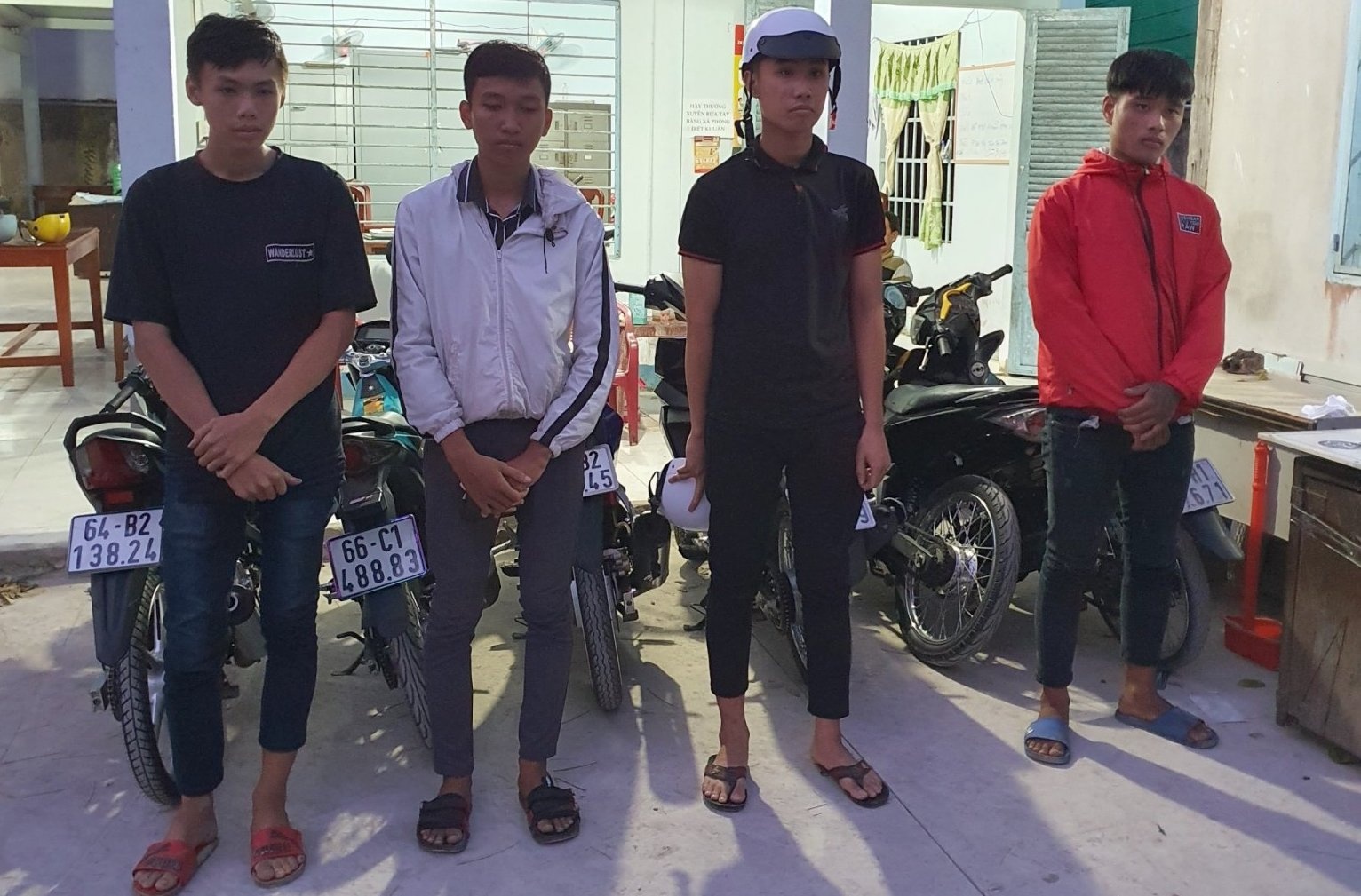 Canh sat bat nhom 16 thanh nien dua xe trai phep anh 1