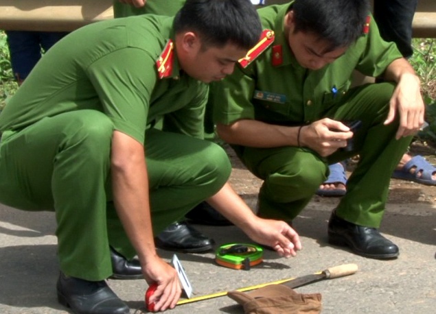 An mang truoc cong den, mot nguoi tu vong hinh anh