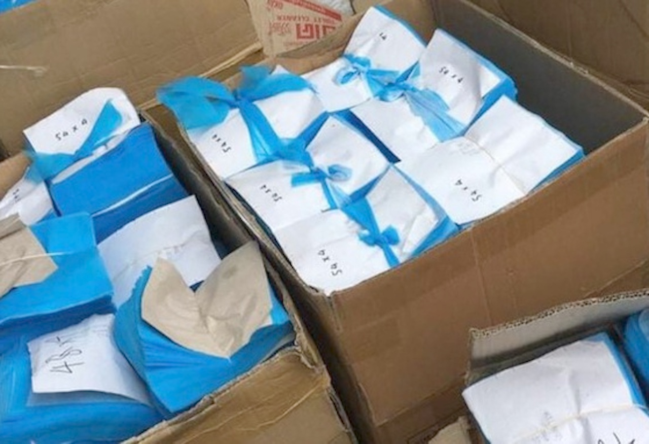 9X ngoai quoc van chuyen trai phep 20.000 khau trang y te hinh anh
