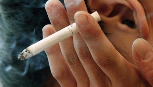 Bi phat 4 trieu dong vi hut thuoc tren may bay hinh anh