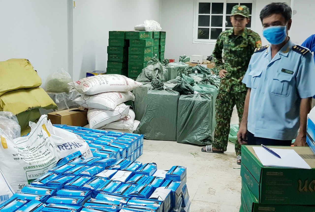 Bắt giữ 16.000 khẩu trang y tế ảnh 1 Bat giu 16.000 khau trang y te anh 1