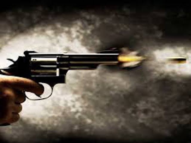 Bi khoi to vi ban 7 phat sung tien dua anh trai o dam tang hinh anh