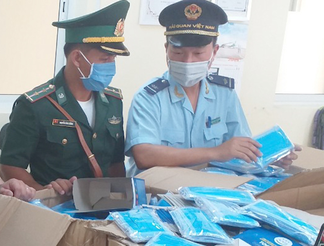 Nguy trang 160.000 khau trang de dua sang Campuchia hinh anh